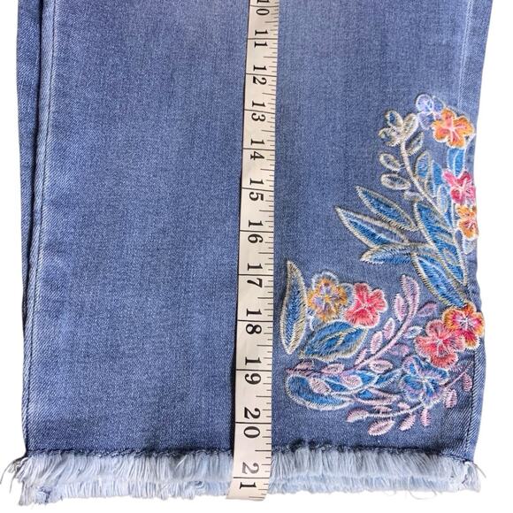 Chico's Jeans Women's Size 4 (20) Embroidered Hem Girlfriend Fray Capri NWT - Picture 7 of 7